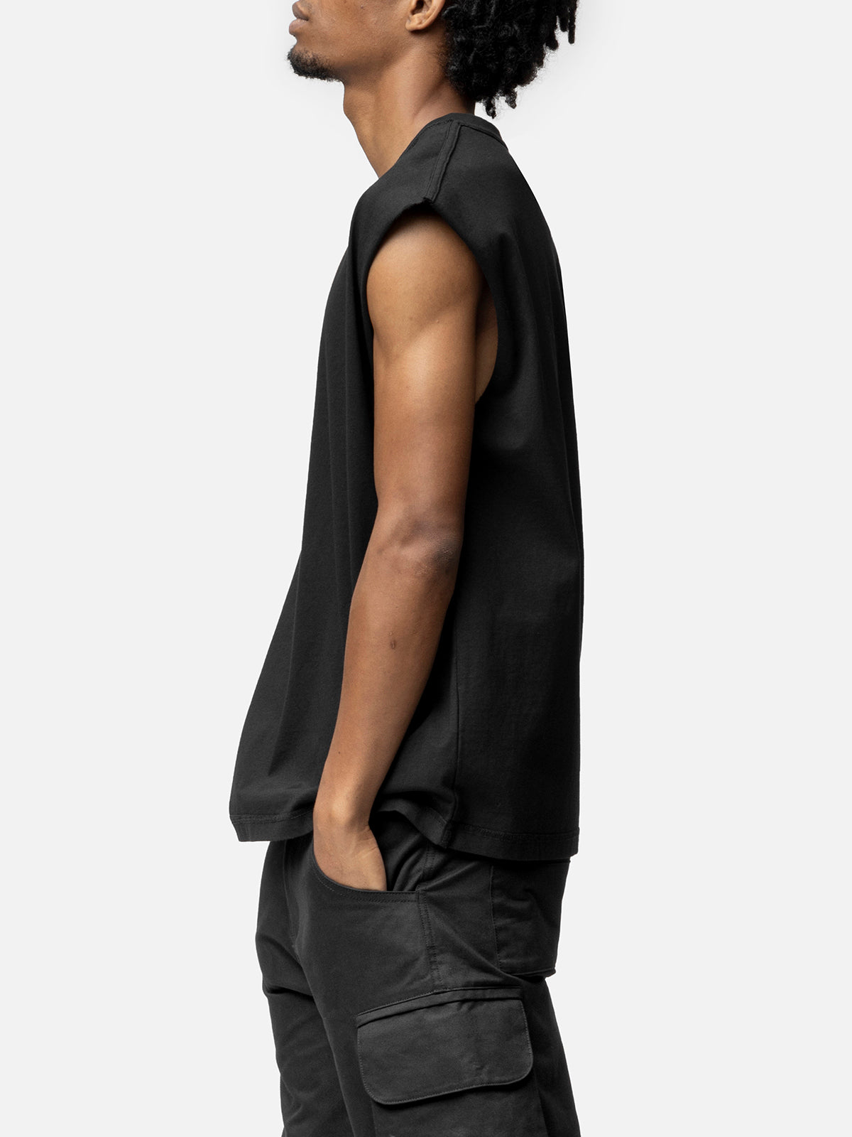 SLEEVELESS T-SHIRT