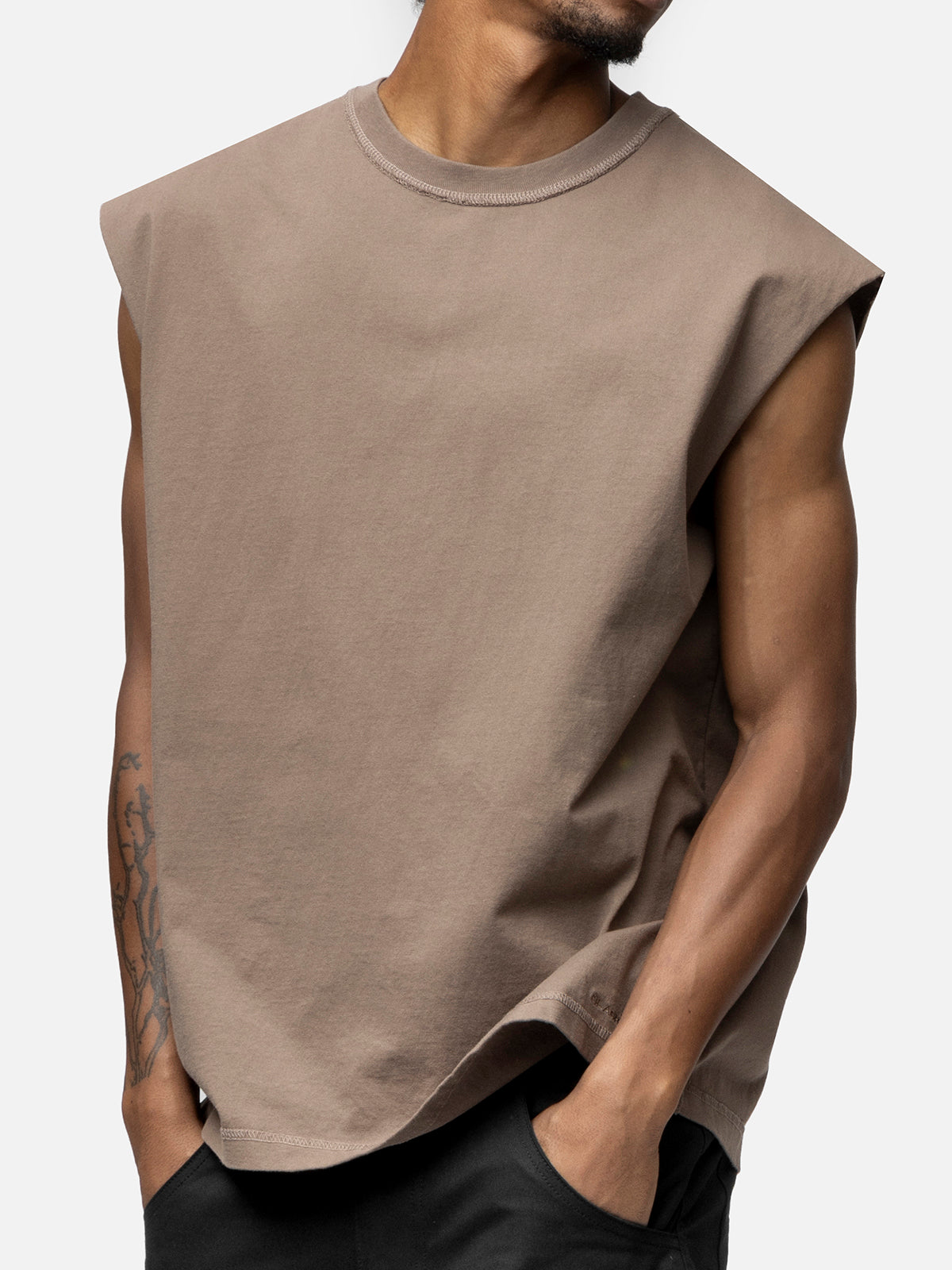 SLEEVELESS T-SHIRT