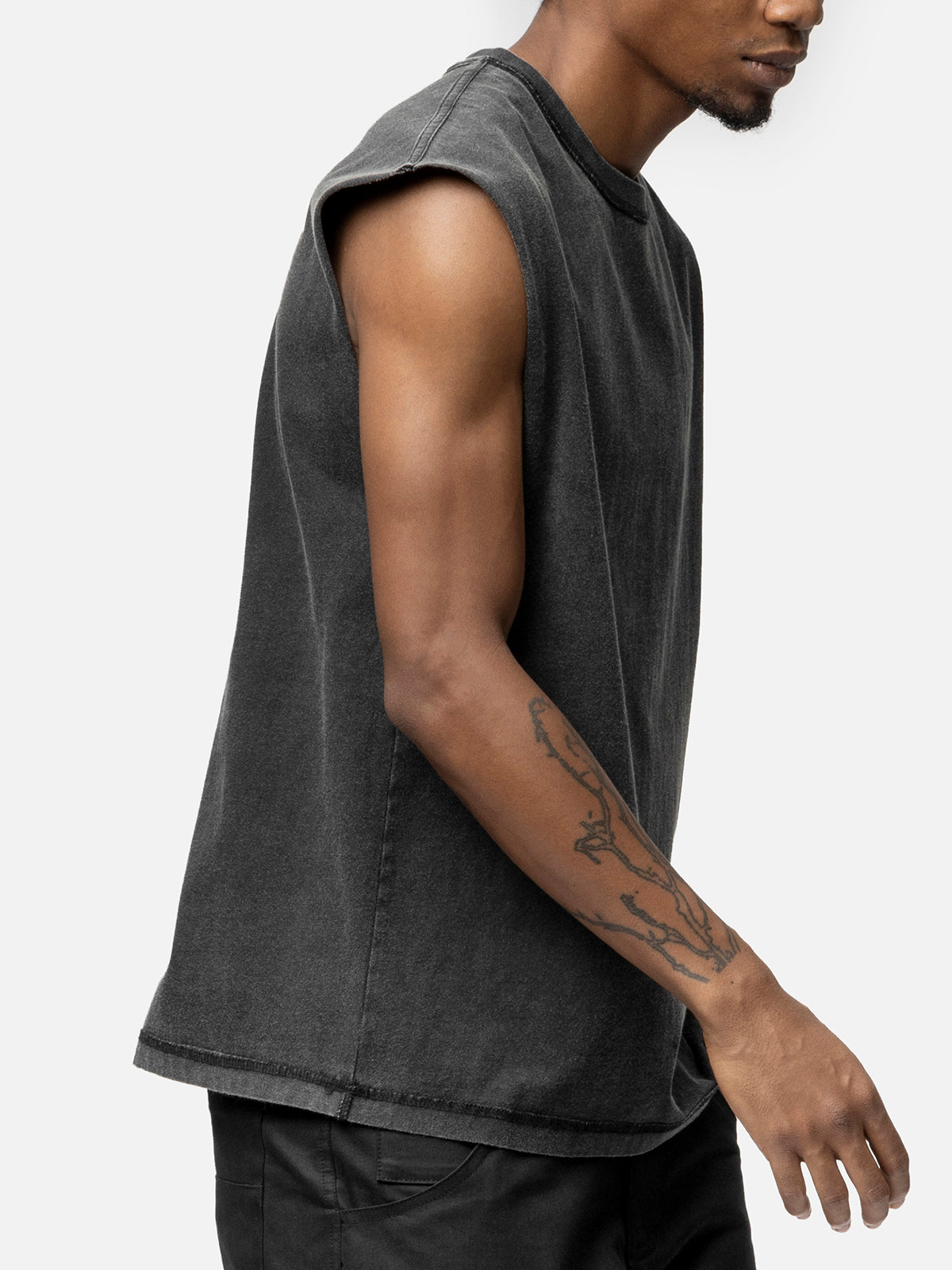 SLEEVELESS T-SHIRT